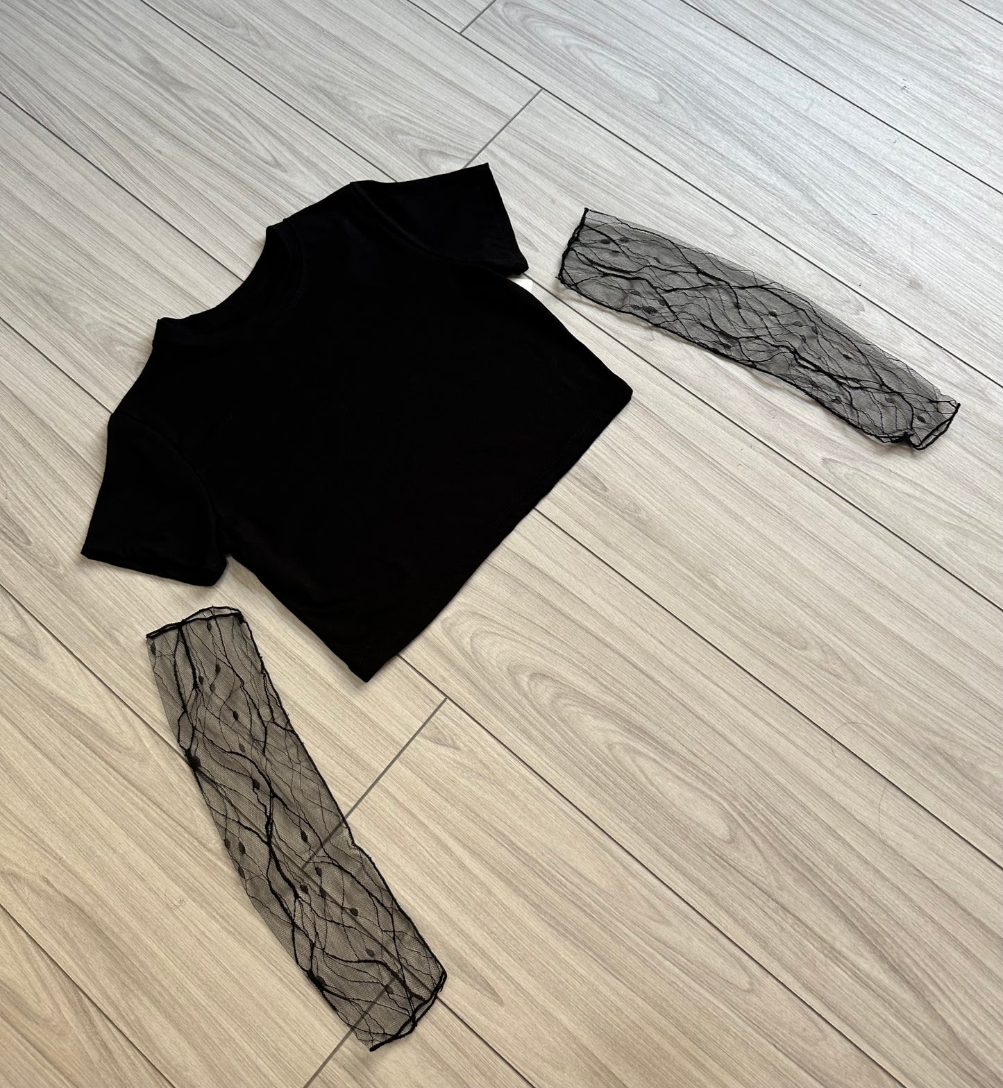 T-shirt crop con manicotti