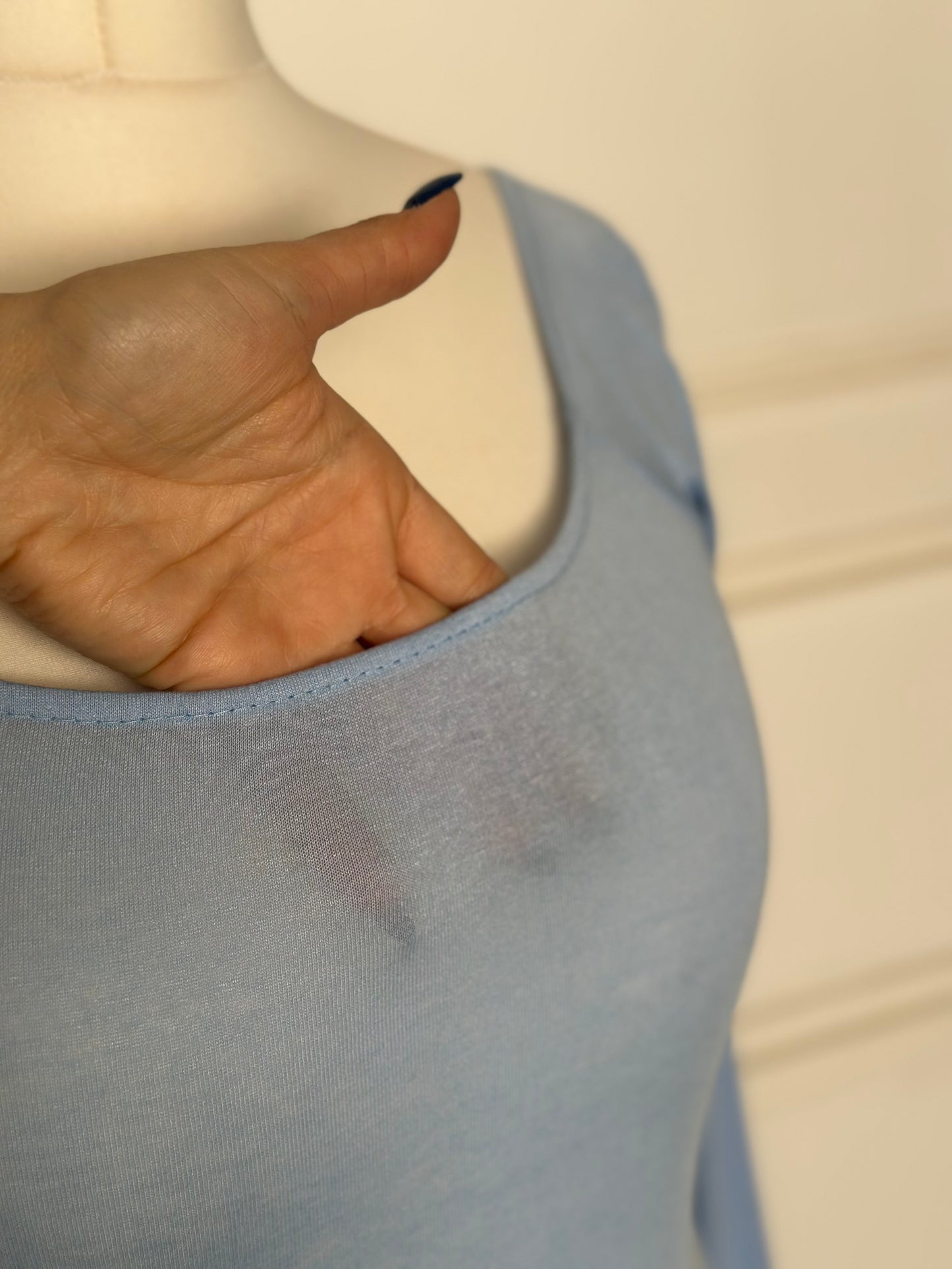 Maglia tessuto semitrasparente