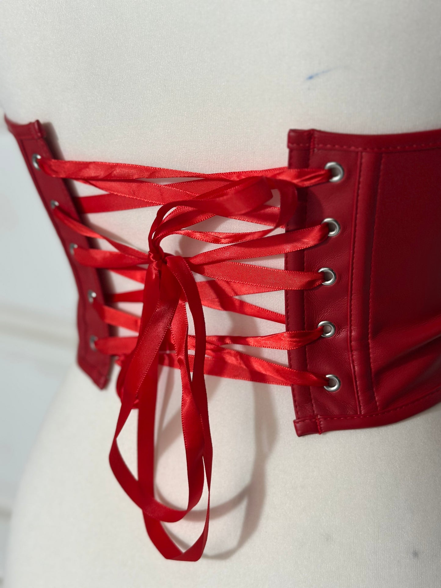 Corsetto ecopelle stringhe